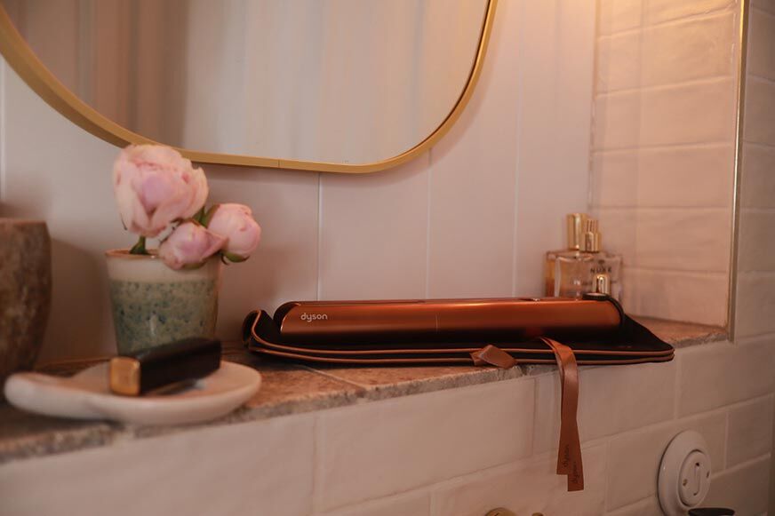 Man sieht den Dyson Corrale im Badezimmer liegen.